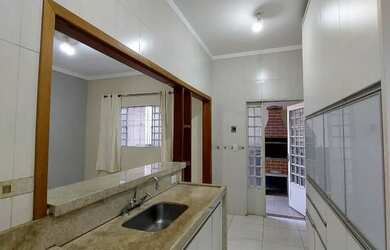 Imagem: A casa possui 3 Dormitórios, 2 Banheiros, 2 Vagas na garagem