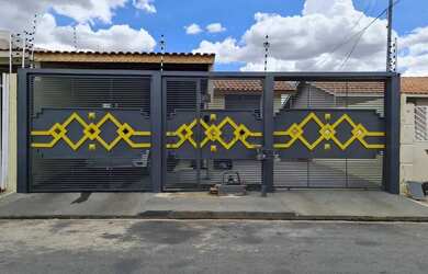 Imagem: A casa possui 3 Dormitórios, 2 Banheiros, 1 Vaga na garagem