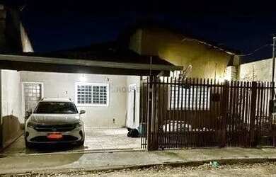 Imagem: A casa possui 3 Dormitórios, 2 Banheiros, 2 Vagas na garagem