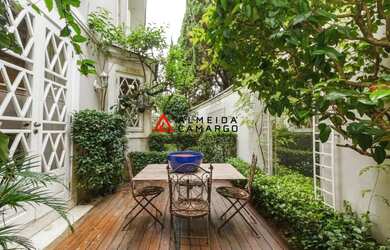 Imagem: A casa possui 3 Dormitórios, 5 Banheiros, 2 Vagas na garagem