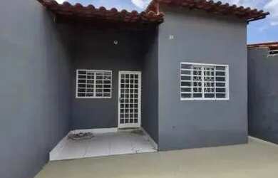 Imagem: A casa possui 3 Dormitórios, 2 Banheiros, 1 Vaga na garagem