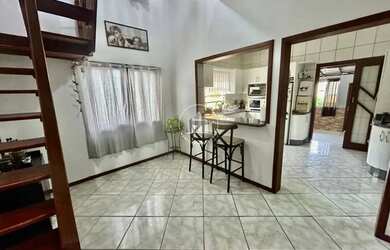 Imagem: A casa possui 3 Dormitórios, 2 Banheiros, 4 Vagas na garagem