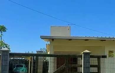 Imagem: A casa possui 2 Dormitórios, 1 Banheiro, 1 Vaga na garagem