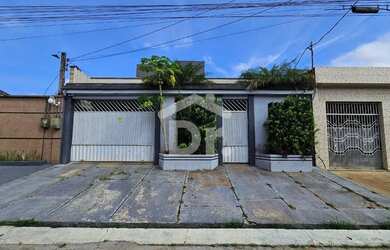 Imagem: A casa possui 4 Dormitórios, 3 Banheiros, 2 Vagas na garagem