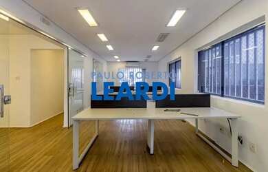 Imagem: A casa possui 5 Dormitórios, 4 Banheiros, 2 Vagas na garagem