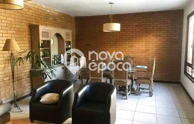 Imagem: A casa possui 4 Dormitórios, 5 Banheiros, 5 Vagas na garagem