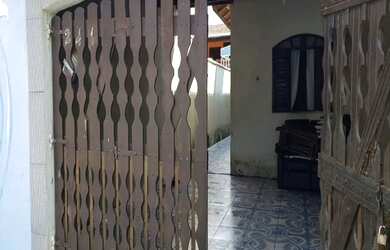 Imagem: A casa possui 2 Dormitórios, 2 Banheiros, 2 Vagas na garagem