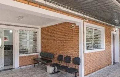 Imagem: A casa possui 3 Dormitórios, 2 Banheiros, 2 Vagas na garagem