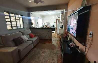 Imagem: A casa possui 4 Dormitórios, 3 Banheiros, 2 Vagas na garagem