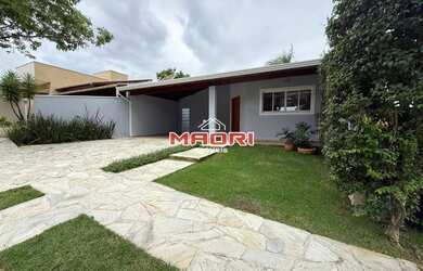 Imagem: A casa em condomínio possui 3 Dormitórios, 2 Banheiros, 4