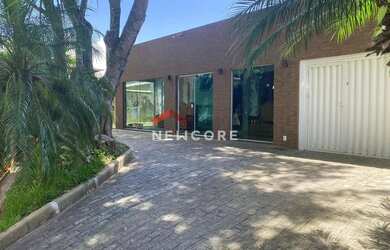 Imagem: A casa possui 4 Dormitórios, 4 Banheiros, 4 Vagas na garagem