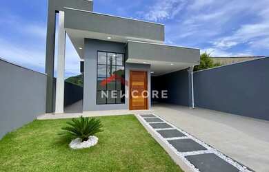 Imagem: A casa possui 3 Dormitórios, 2 Banheiros, 2 Vagas na garagem