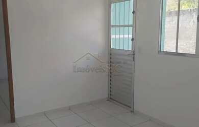 Imagem: A casa possui 2 Dormitórios, 1 Banheiro, 5 Vagas na garagem