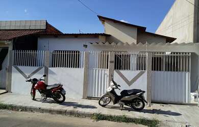 Imagem: A casa possui 3 Dormitórios, 3 Banheiros, 1 Vaga na garagem