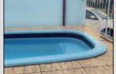 Imagem: A casa possui 2 Dormitórios, 1 Banheiro, 2 Vagas na garagem