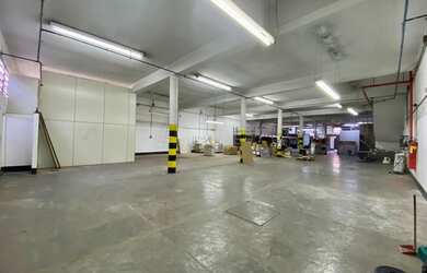 Imagem: O depósito possui 5 Vagas na garagem, 1335m² de Área e está