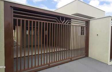 Imagem: A casa possui 3 Dormitórios, 2 Banheiros, 2 Vagas na garagem