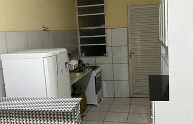 Imagem: A casa possui 2 Dormitórios, 1 Banheiro, 2 Vagas na garagem