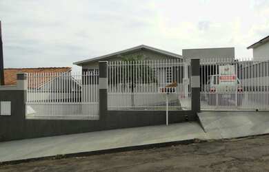 Imagem: A casa possui 3 Dormitórios, 3 Banheiros, 2 Vagas na garagem