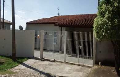 Imagem: A casa possui 2 Dormitórios, 1 Banheiro, 3 Vagas na garagem