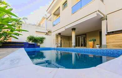 Imagem: A casa em condomínio possui 4 Dormitórios, 5 Banheiros, 4