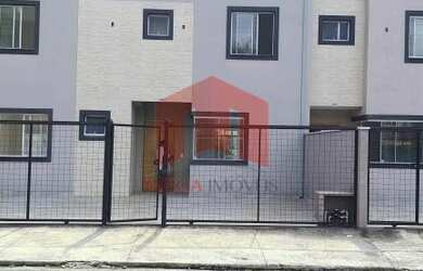 Imagem: A casa possui 3 Dormitórios, 1 Banheiro, 2 Vagas na garagem