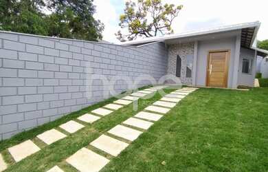 Imagem: A casa possui 3 Dormitórios, 2 Banheiros, 2 Vagas na garagem