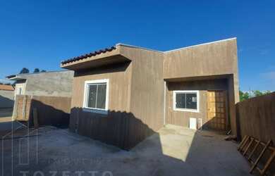 Imagem: A casa possui 2 Dormitórios, 1 Banheiro, 1 Vaga na garagem