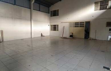 Imagem: O depósito possui 1 Vaga na garagem, 130m² de Área e está