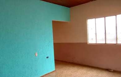 Imagem: A casa possui 3 Dormitórios, 1 Banheiro, 2 Vagas na garagem