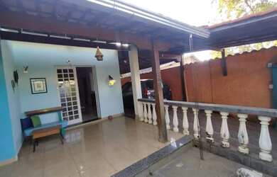 Imagem: A casa possui 3 Dormitórios, 3 Banheiros, 2 Vagas na garagem