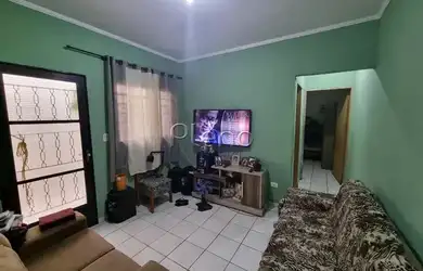 Imagem: A casa possui 4 Dormitórios, 2 Banheiros, 2 Vagas na garagem