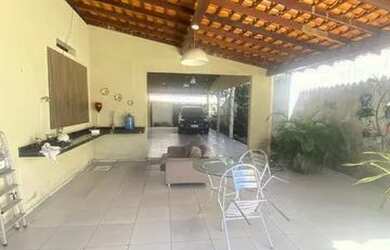 Imagem: A casa possui 4 Dormitórios, 4 Banheiros, 2 Vagas na garagem