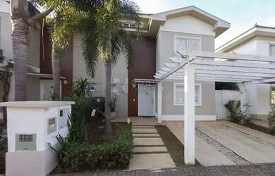 Imagem: A casa em condomínio possui 3 Dormitórios, 1 Banheiro, 2 Vagas