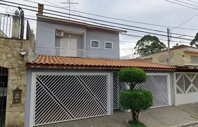 Imagem: A casa possui 5 Dormitórios, 5 Banheiros, 4 Vagas na garagem