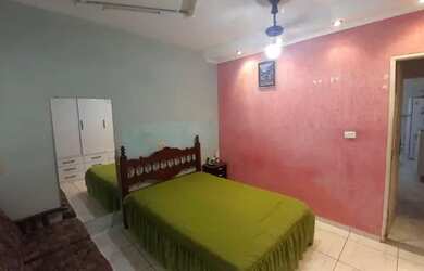 Imagem: A casa possui 3 Dormitórios, 2 Banheiros, 1 Vaga na garagem