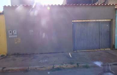 Imagem: A casa possui 1 Dormitório, 1 Banheiro, 4 Vagas na garagem