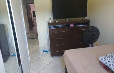 Imagem: A casa possui 2 Dormitórios, 2 Banheiros, 2 Vagas na garagem