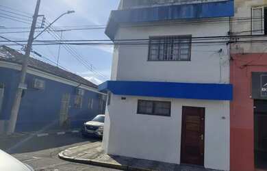 Imagem: A casa possui 3 Dormitórios, 5 Banheiros, 2 Vagas na garagem