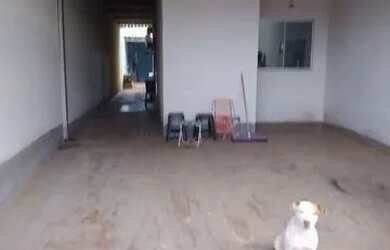 Imagem: A casa possui 2 Dormitórios, 2 Banheiros, 2 Vagas na garagem