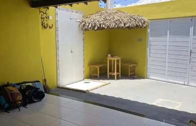 Imagem: A casa possui 3 Dormitórios, 1 Banheiro, 1 Vaga na garagem