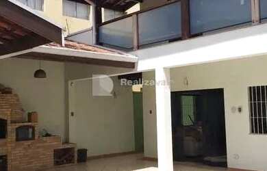 Imagem: A casa possui 4 Dormitórios, 3 Banheiros, 2 Vagas na garagem