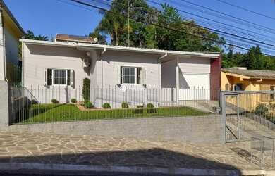 Imagem: A casa possui 3 Dormitórios, 1 Banheiro, 2 Vagas na garagem
