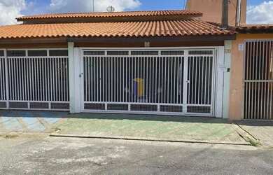 Imagem: A casa possui 3 Dormitórios, 3 Banheiros, 2 Vagas na garagem