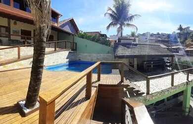 Imagem: A casa possui 3 Dormitórios, 2 Banheiros, 4 Vagas na garagem