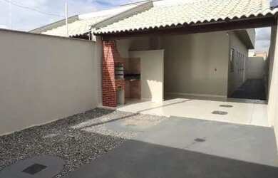 Imagem: A casa possui 2 Dormitórios, 2 Banheiros, 3 Vagas na garagem