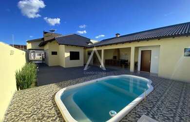 Imagem: A casa possui 3 Dormitórios, 2 Banheiros, 2 Vagas na garagem