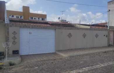 Imagem: A casa possui 3 Dormitórios, 2 Banheiros, 3 Vagas na garagem