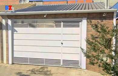 Imagem: A casa possui 2 Dormitórios, 1 Banheiro, 2 Vagas na garagem