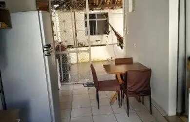 Imagem: A casa possui 3 Dormitórios, 2 Banheiros, 3 Vagas na garagem